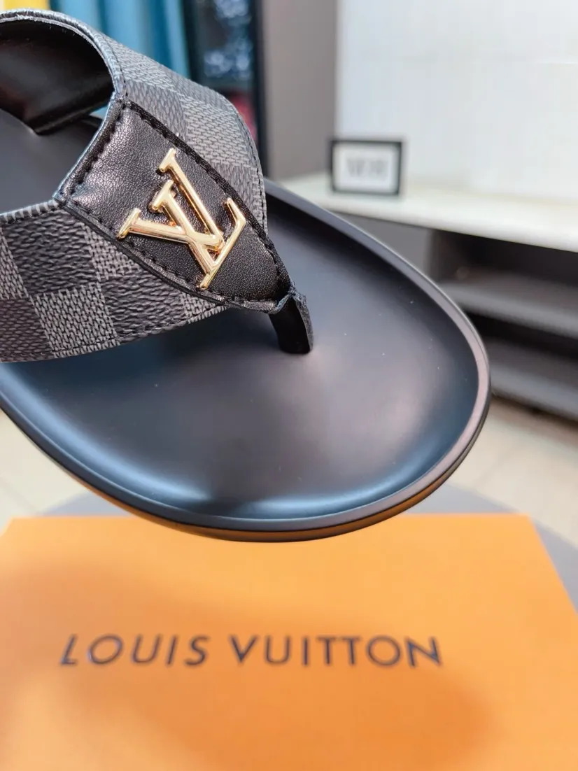 Men's shoes 💰260🌹🌹 (lv-Louis Vuitton) new men's sandals, high-end boutique, exquisite embossed logo decoration on the upper, fine workmanship, super soft soles, casual, loose and comfortable, a must-have in summer! \nsize：38-44